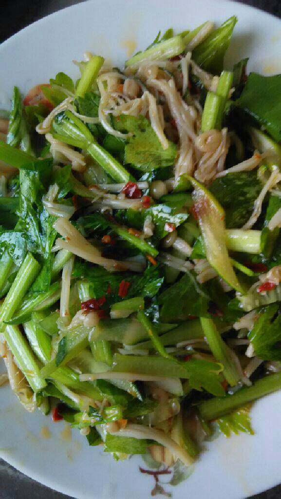 凉拌芹菜,最后把<a style='color:red;display:inline-block;' href='/shicai/ 847'>香油</a> 辣椒油 豆豉油 盐 <a style='color:red;display:inline-block;' href='/shicai/ 717'>味精</a> <a style='color:red;display:inline-block;' href='/shicai/ 692'>酱油</a> ，浇在芹菜金针菇上就ok