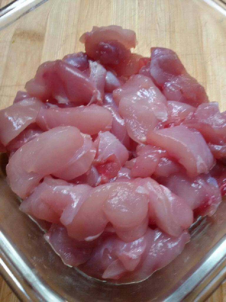 牙签孜然兔肉,兔腿洗净,剔去筋膜,切小块。
