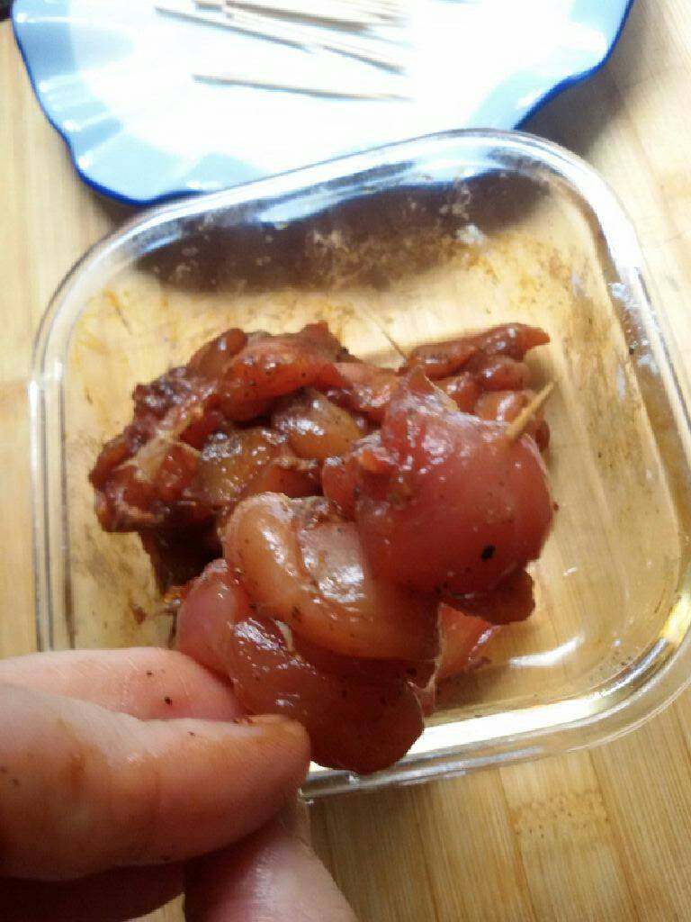 牙签孜然兔肉,牙签用开水煮一下,用牙签把兔肉块依次串好。