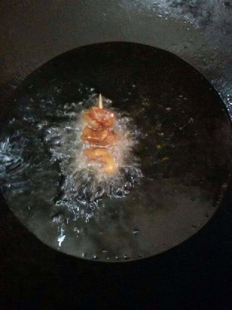 牙签孜然兔肉,锅加油烧七成热,放入牙签兔肉中火炸。