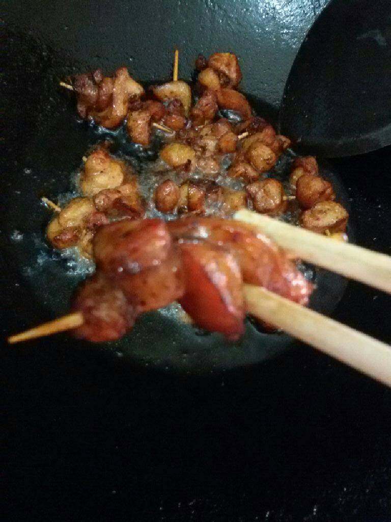 牙签孜然兔肉,炸至兔肉外皮微黄捞出(可放入吸油纸上)。