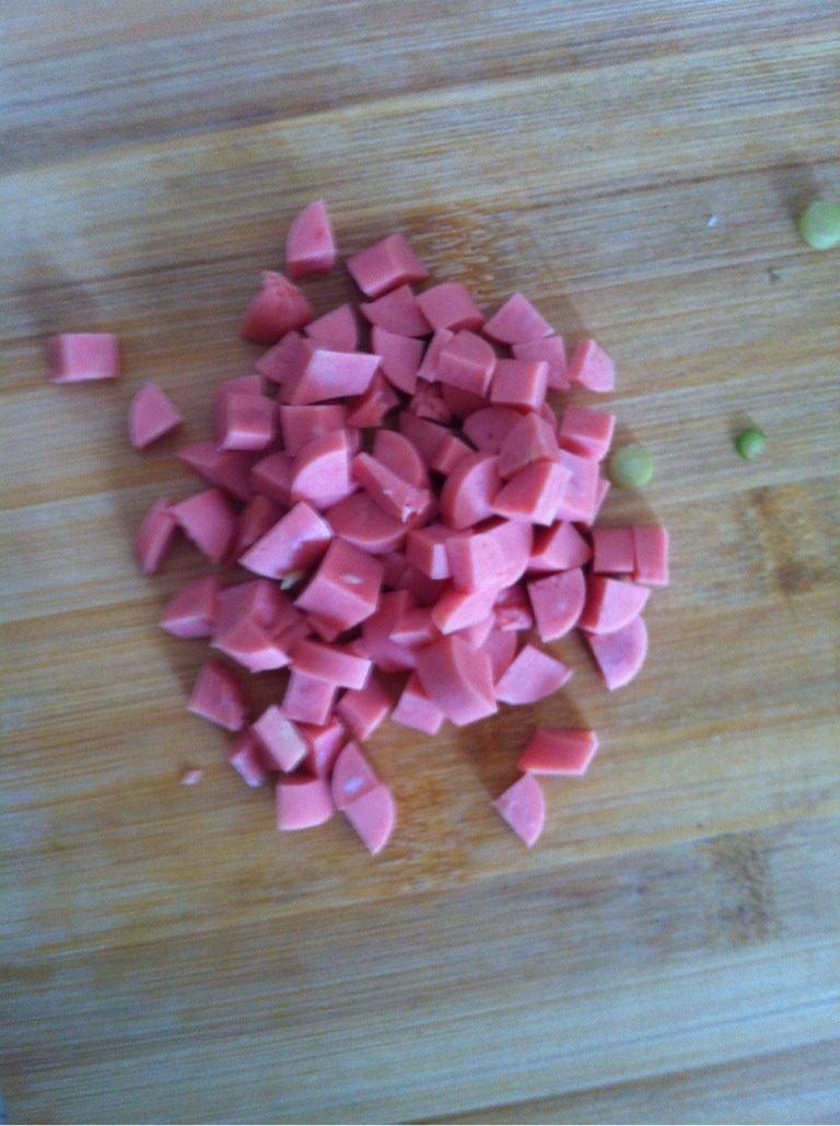 蒜苔火腿炒鸡蛋,油热加<a style='color:red;display:inline-block;' href='/shicai/ 438'>火腿</a>