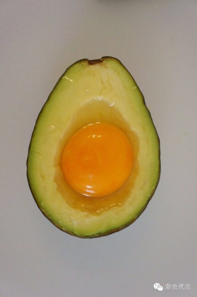 牛油果培根窝蛋,挑一个成熟度刚好的<a style='color:red;display:inline-block;' href='/shicai/ 2157'>牛油果</a>至关重要。将<a style='color:red;display:inline-block;' href='/shicai/ 2157'>牛油果</a>切半，中间的肉稍微挖一下填入<a style='color:red;display:inline-block;' href='/shicai/ 9'>鸡蛋</a>