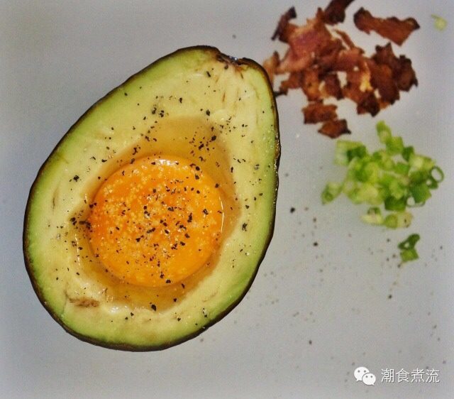 牛油果培根窝蛋,培根在平底锅上稍微用黄油煎一煎，随后在牛油果窝蛋上撒入少许盐，黑椒，葱花和煎好的培根