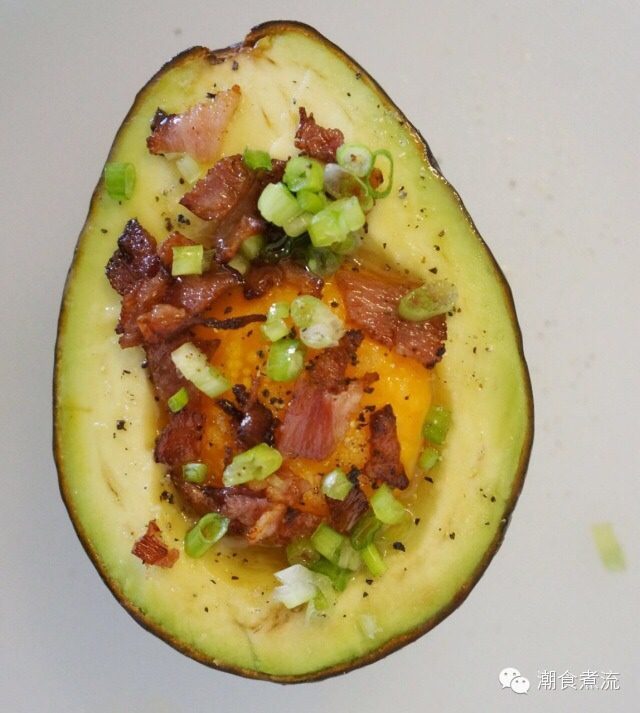 牛油果培根窝蛋,牛油果底部用锡纸包住，放入预热200度的烤箱，180度烘焙10分钟左右(主要是看大家喜欢多熟的鸡蛋喔，时间可以随意调整下)