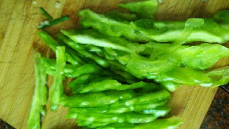 苦瓜腊肠炒饭,<a style='color:red;display:inline-block;' href='/shicai/ 55'>苦瓜</a>切开用铁汤勺去籽，然后切片备用