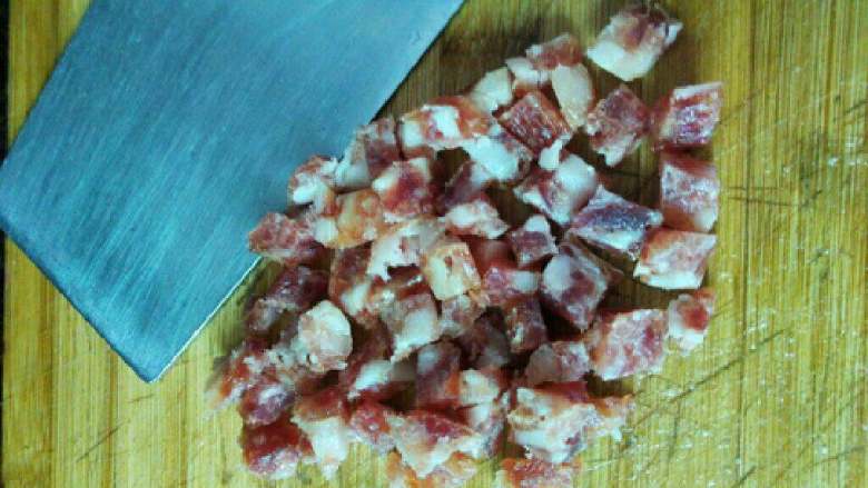 苦瓜腊肠炒饭,<a style='color:red;display:inline-block;' href='/shicai/ 4536'>腊肠</a>去掉外膜，切粒备用