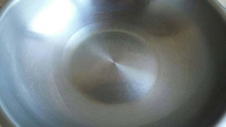 可乐鸡翅,锅内放少许少许油，因为鸡翅在煎制过程中也会出油