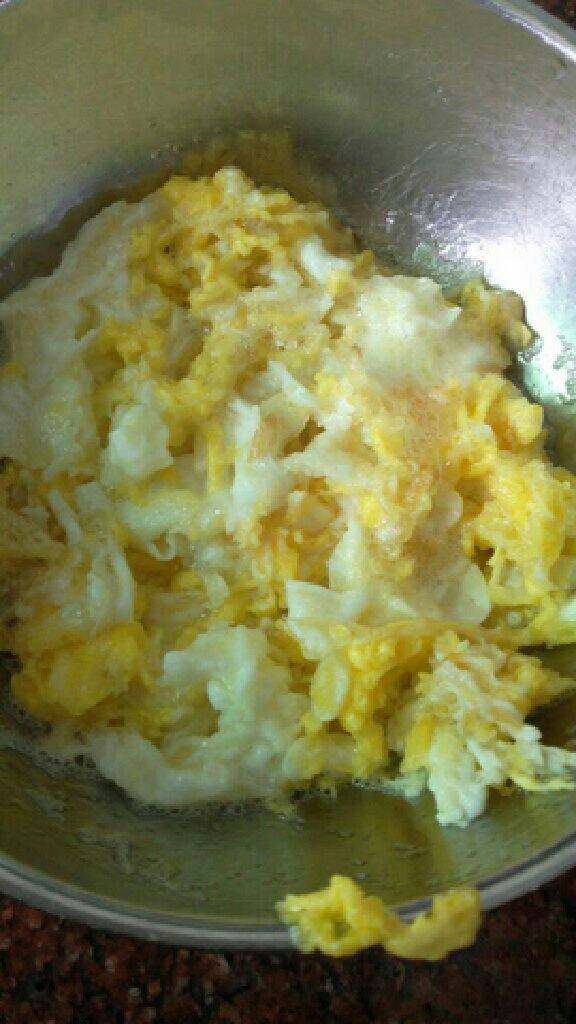 苦瓜腊肠炒饭,炒锅下油，待油热把鸡<a style='color:red;display:inline-block;' href='/shicai/ 1108'>蛋</a>倒入翻炒，即承起