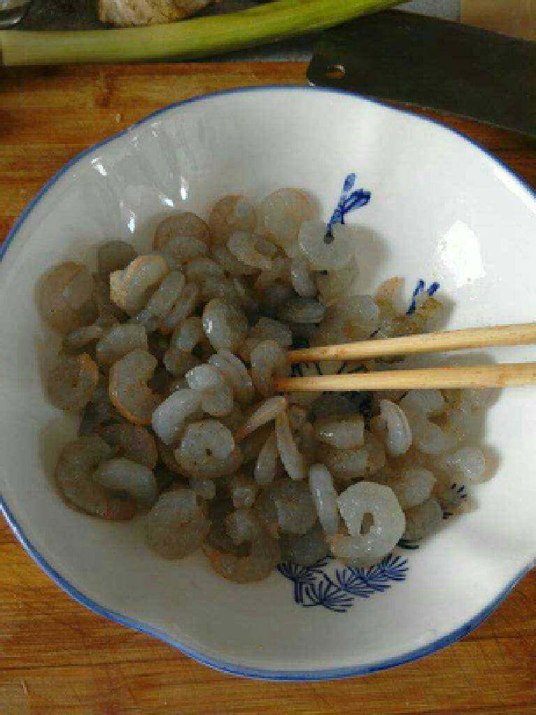 炸虾仁,买回来的速冻<a style='color:red;display:inline-block;' href='/shicai/ 287'>虾仁</a>，解冻洗干净