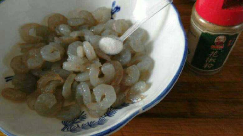 炸虾仁,加油，盐，酱油，料酒腌30分钟