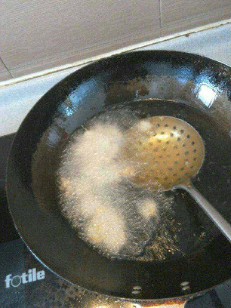 炸虾仁,放锅里炸金黄捞起沥干油
