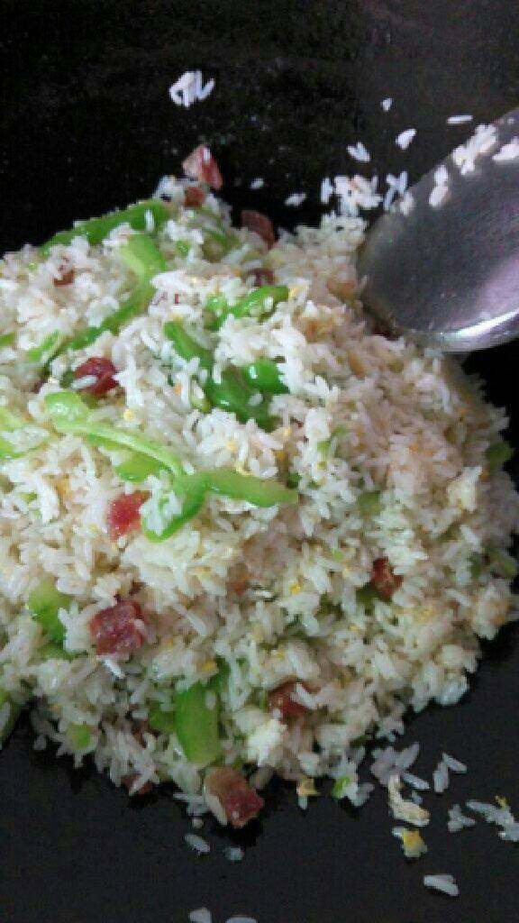 苦瓜腊肠炒饭,把剩饭倒进去，压炒，最后加入鸡蛋.<a style='color:red;display:inline-block;' href='/shicai/ 134296'>白胡椒粉</a>炒匀就好