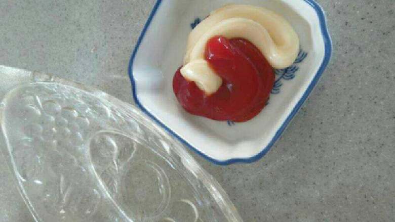 炸虾仁,碟子里挤上<a style='color:red;display:inline-block;' href='/shicai/ 4856'>沙拉酱</a>和<a style='color:red;display:inline-block;' href='/shicai/ 699'>番茄酱</a>