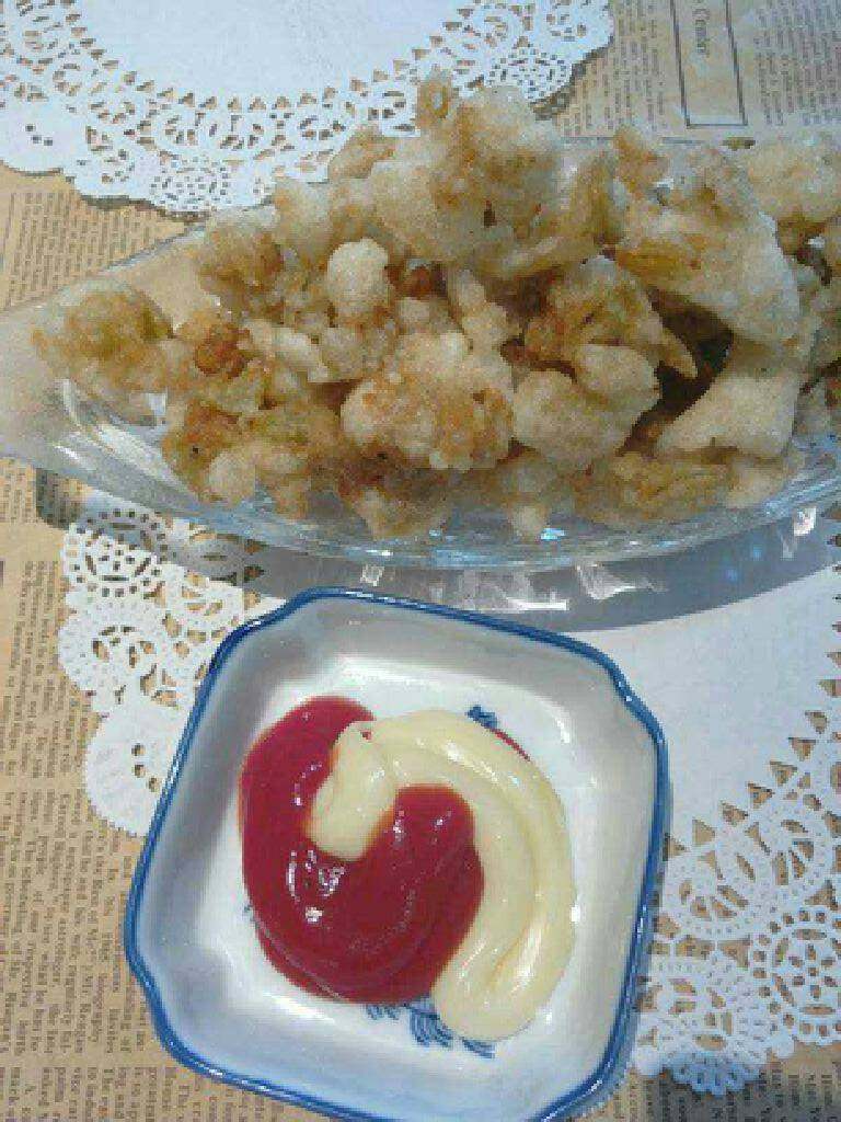 炸虾仁,炸好的虾仁沾着吃喔。