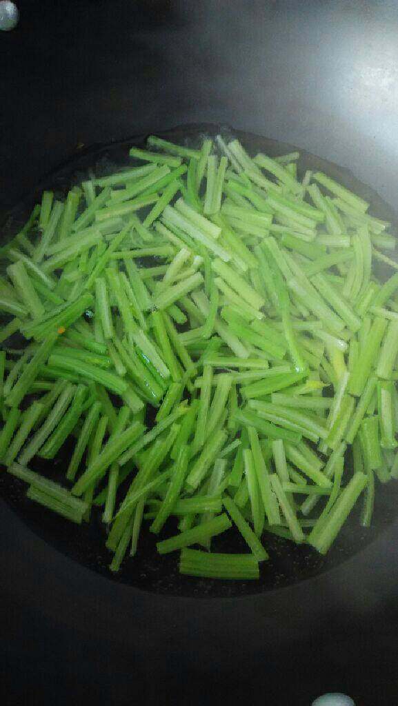 芹菜炒土豆丝,芹菜切条  抄一下