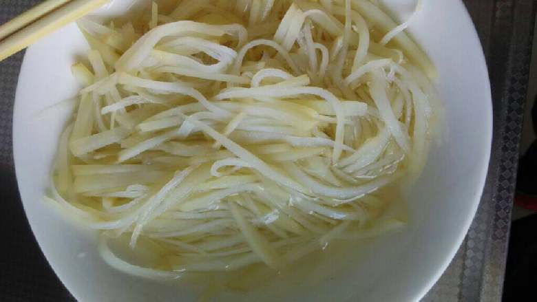 芹菜炒土豆丝,土豆切丝 先用清水 泡一下 倒出淀粉 再抄一下 捞出 把水沥干 