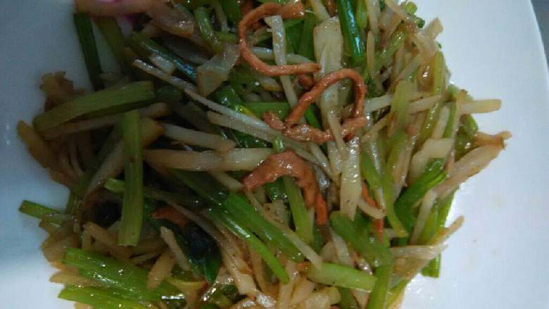 芹菜炒土豆丝,热锅放油 <a style='color:red;display:inline-block;' href='/shicai/ 4613'>肉丝</a> <a style='color:red;display:inline-block;' href='/shicai/ 718'>料酒</a>  <a style='color:red;display:inline-block;' href='/shicai/ 4613'>肉丝</a>熟后放 葱花 然后放入芹菜土豆 然后<a style='color:red;display:inline-block;' href='/shicai/ 829'>十三香</a> <a style='color:red;display:inline-block;' href='/shicai/ 788'>生抽</a> 最后翻炒几下 放盐和<a style='color:red;display:inline-block;' href='/shicai/ 717'>味精</a> 再炒一下 就ok了