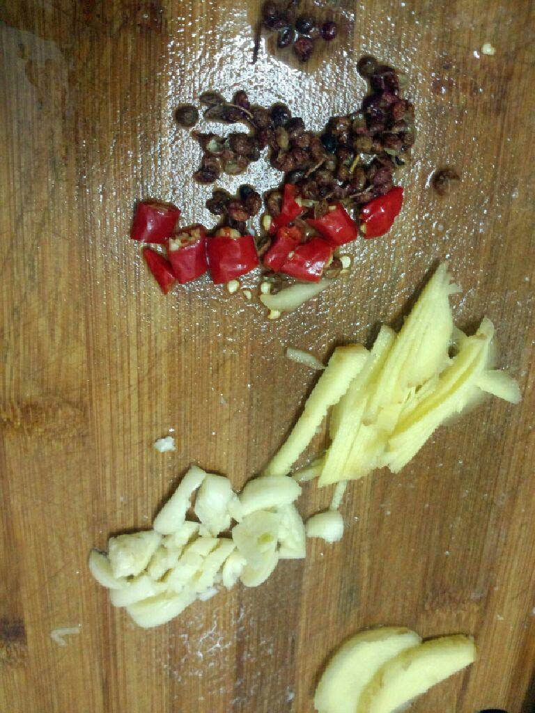 香菇猪蹄,蒜拍碎  <a style='color:red;display:inline-block;' href='/shicai/ 37'>姜</a>切丝 <a style='color:red;display:inline-block;' href='/shicai/ 62'>辣椒</a>切碎  <a style='color:red;display:inline-block;' href='/shicai/ 700'>花椒</a>洗干净待用