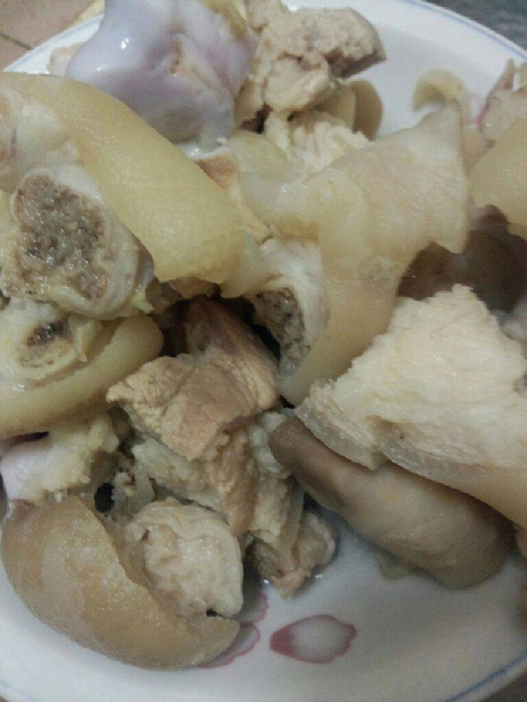 香菇猪蹄,在捞起来用清水洗干净待用