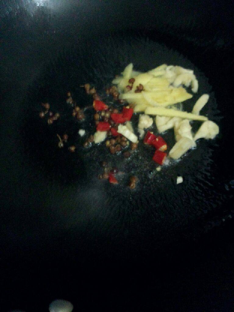 香菇猪蹄,把锅洗干净烧干水份  加油烧热把花椒  辣椒 姜和蒜放入炒香