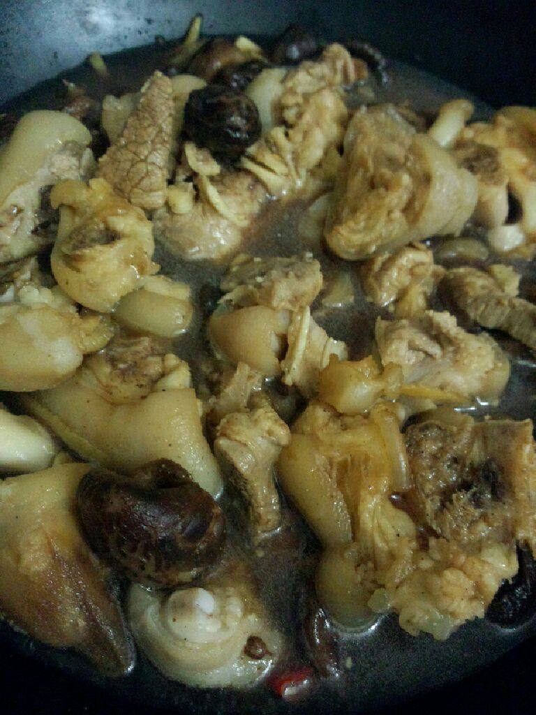 香菇猪蹄,在加入一碗水焖开