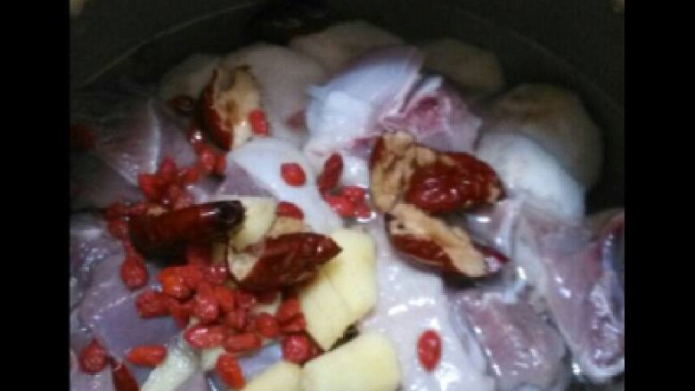 鸭肉淮山汤,锅加水烧开 把所有备好的材料放入煲
