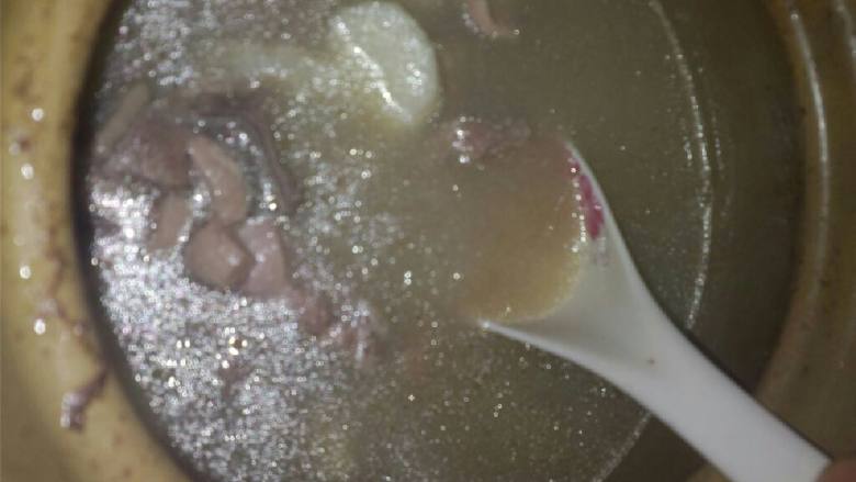 鸭肉淮山汤,煲开后在转小火煲一个半小时左右