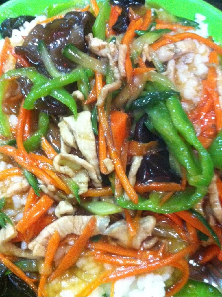 鸡肉蔬菜盖饭,锅放油加鸡肉翻拌,加胡萝卜，青辣椒，黑木耳翻拌、加盐，<a style='color:red;display:inline-block;' href='/shicai/ 756'>鸡精</a>，味极鲜翻拌，倒在<a style='color:red;display:inline-block;' href='/shicai/ 507'>米饭</a>即可