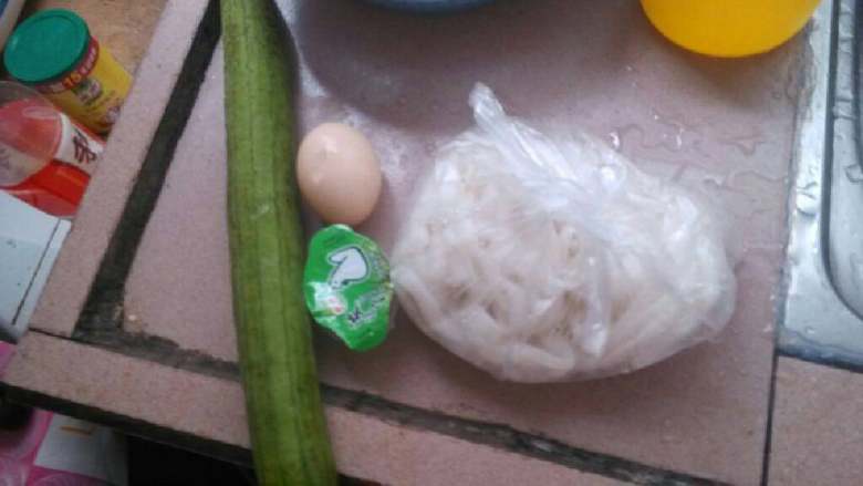 丝瓜蛋汤河粉,准备材料，
