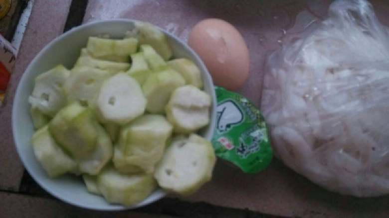 丝瓜蛋汤河粉,<a style='color:red;display:inline-block;' href='/shicai/ 57'>丝瓜</a>去皮切片