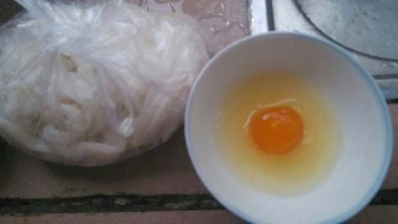 丝瓜蛋汤河粉,<a style='color:red;display:inline-block;' href='/shicai/ 16'>咸蛋</a>打在碗里，看见没蛋黄很好很红，自己腌的咸鸡蛋噢，也可以加鲜鸡蛋