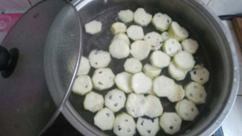 丝瓜蛋汤河粉,锅烧开水放入丝瓜煮开