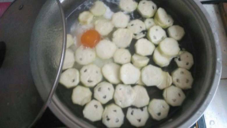 丝瓜蛋汤河粉,放入咸蛋