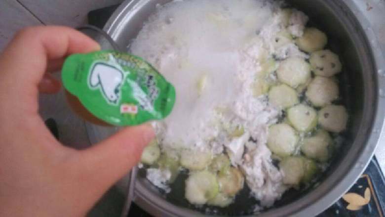 丝瓜蛋汤河粉,丝瓜煮软后放一块浓汤宝