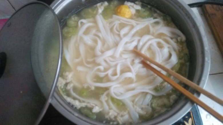 丝瓜蛋汤河粉,放入<a style='color:red;display:inline-block;' href='/shicai/ 532'>河粉</a>，快速搅拌一下就关火，不用煮太久了