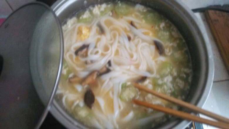 丝瓜蛋汤河粉,加一点吃剩下的香菇，颜色变得好看了，不用加盐了。