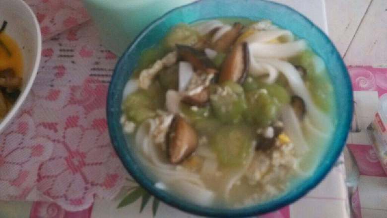 丝瓜蛋汤河粉,装碗，吃吧。