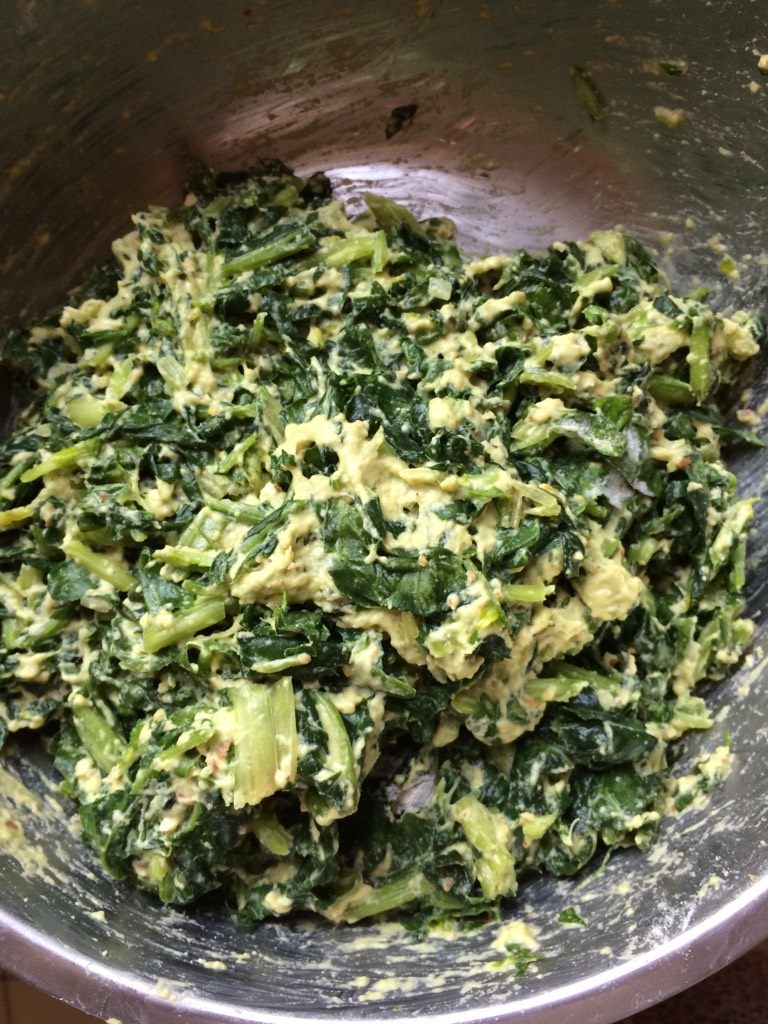 菠菜团子,如图拌匀，感觉有黏性可以抱成团为准