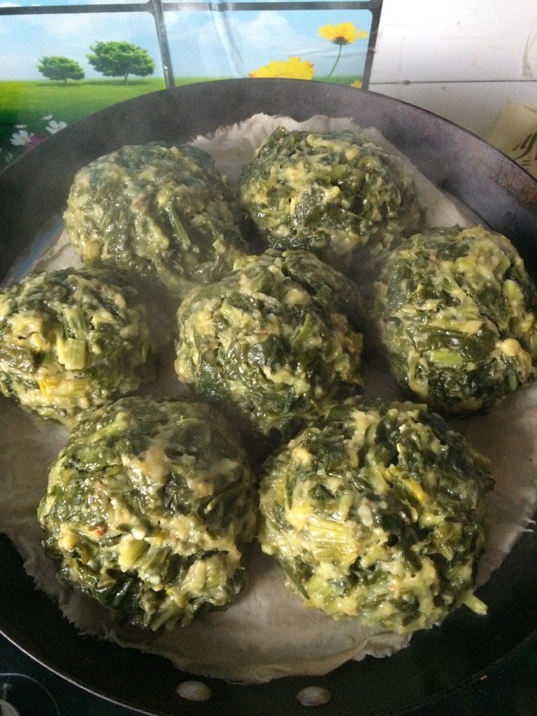 菠菜团子,如图冷水上锅，大火开锅蒸十五分钟即可