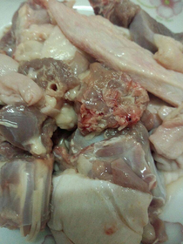 鸭肉炖冬瓜汤,<a style='color:red;display:inline-block;' href='/shicai/ 320'>鸭肉</a>洗干净待用