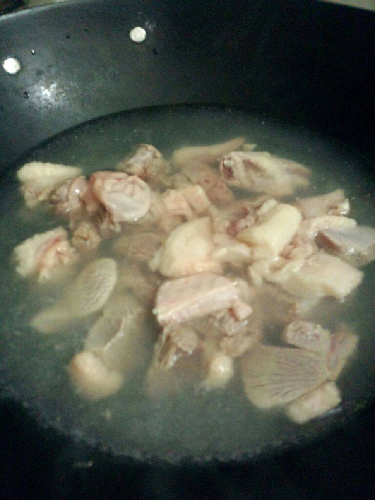 鸭肉炖冬瓜汤,锅倒水烧开把鸭肉放入飞过水