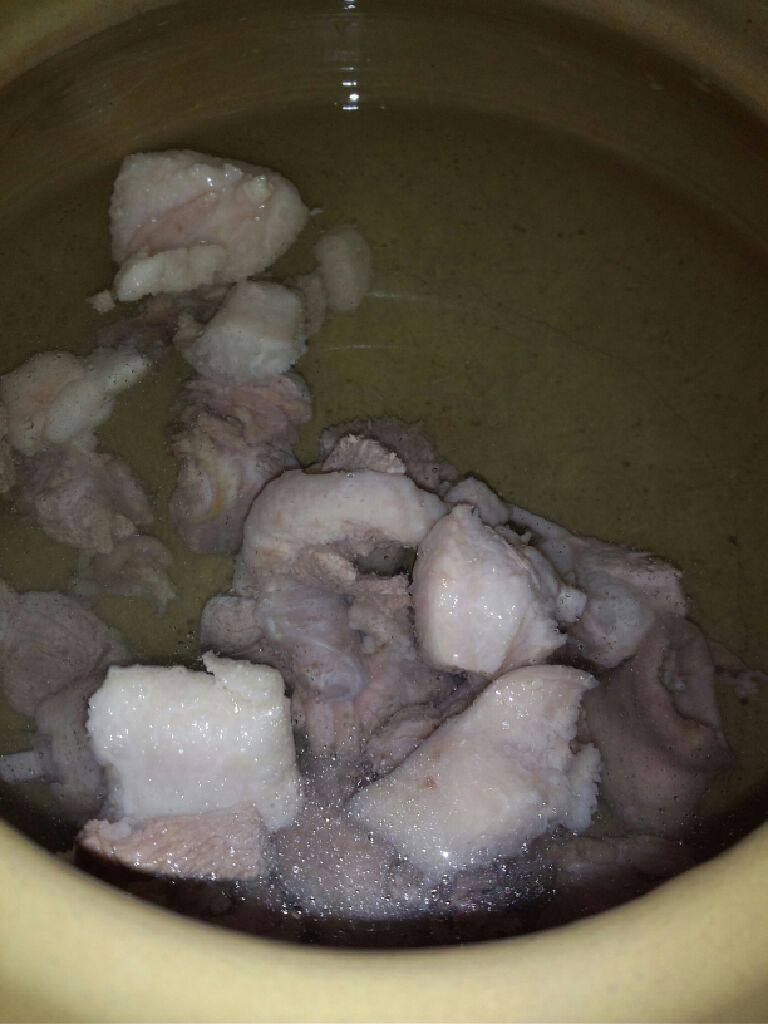 鸭肉炖冬瓜汤,锅加水烧开 把姜和鸭肉放入煲滚