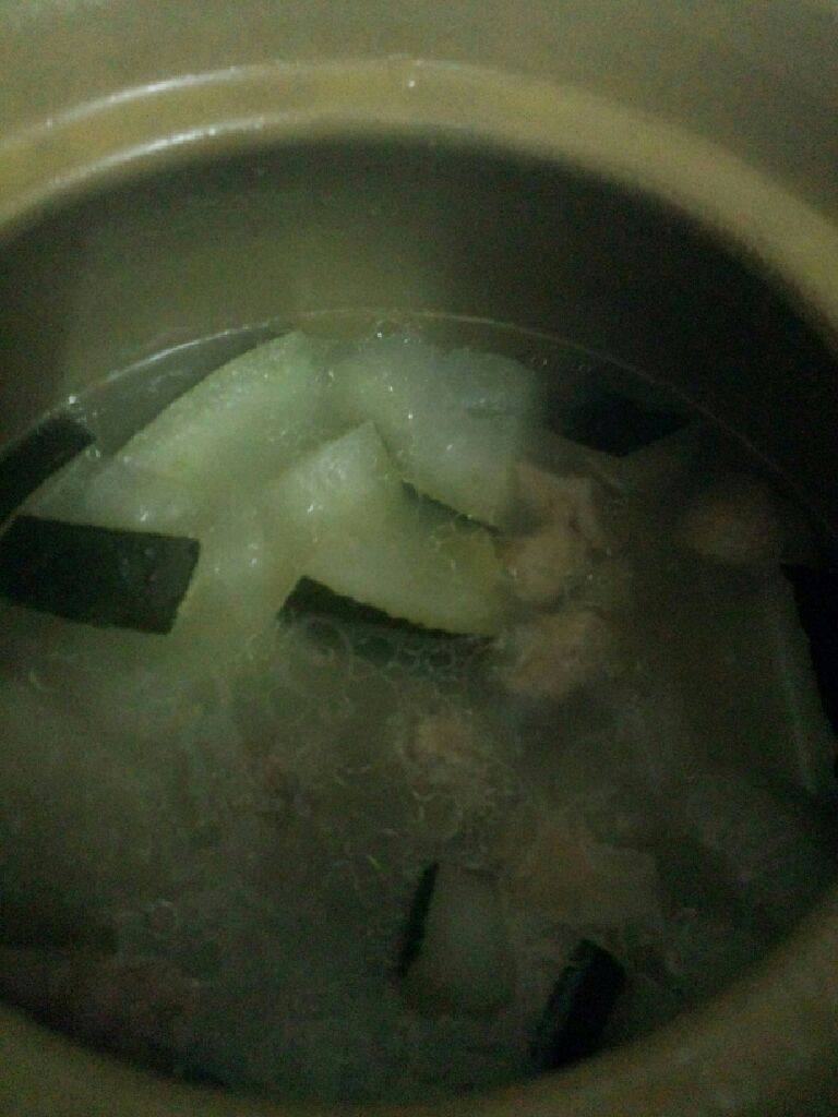 鸭肉炖冬瓜汤,在转小火煲半小时左右 在把冬瓜放入煲