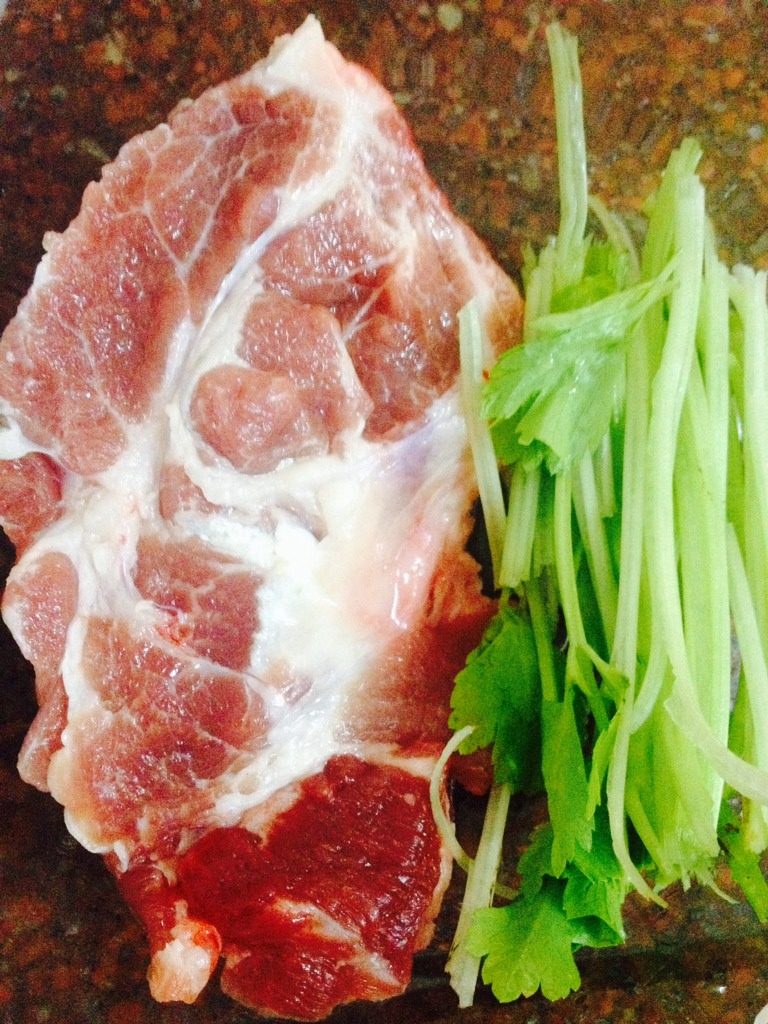 鲍鱼粥,猪肉同样也切成薄片,芹菜切成粒状待用