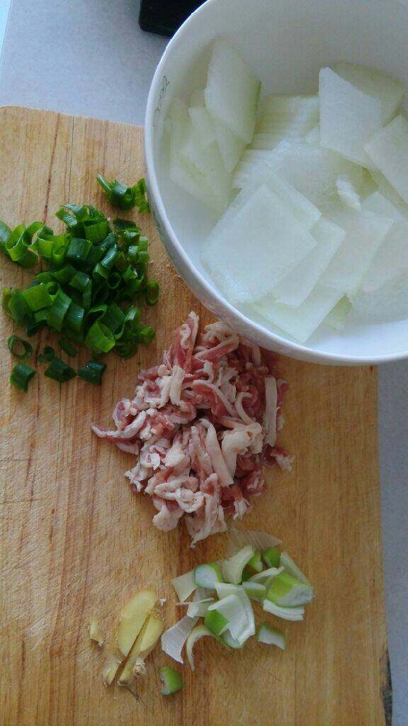 羊肉冬瓜汤,<a style='color:red;display:inline-block;' href='/shicai/ 56'>冬瓜</a>洗净切片，<a style='color:red;display:inline-block;' href='/shicai/ 329'>羊肉</a>切薄片，<a style='color:red;display:inline-block;' href='/shicai/ 37'>姜</a>切片，葱切葱花