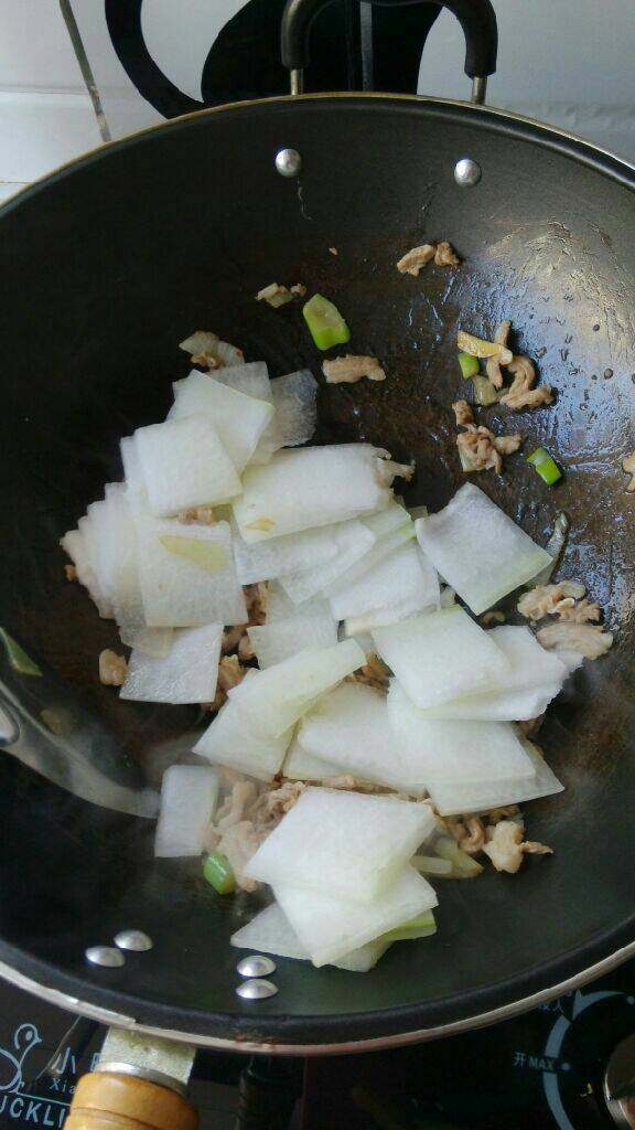 羊肉冬瓜汤,加入冬瓜翻炒均匀