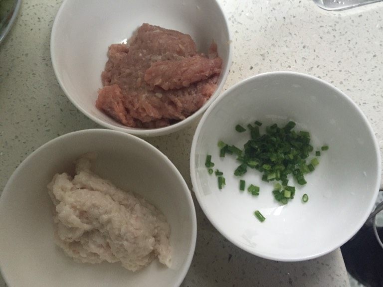 飘飘芋鲜,猪肉，肥瘦分开剁成肉末备用
