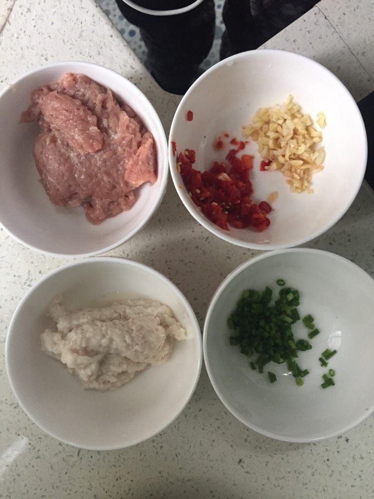 飘飘芋鲜,蒜、红椒、葱切末备用