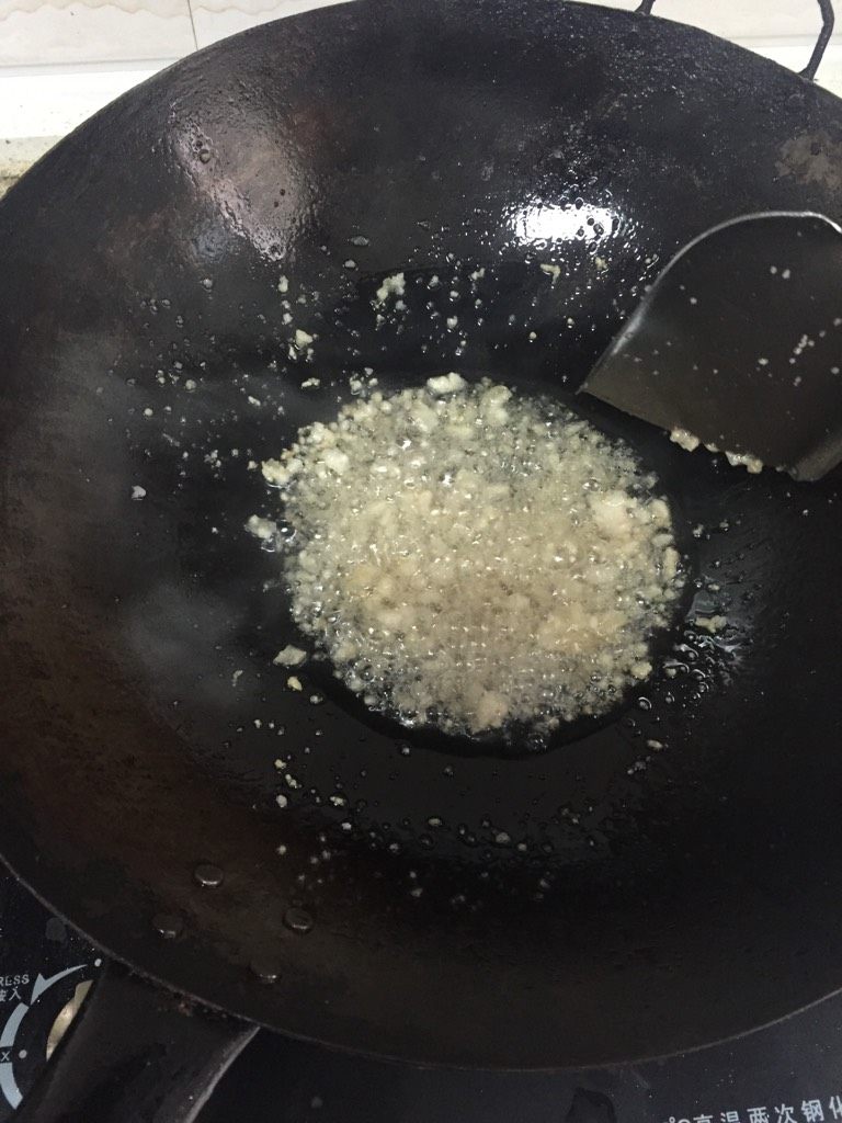 飘飘芋鲜,烧热油将肥肉炸出油来，再放入蒜末炸香